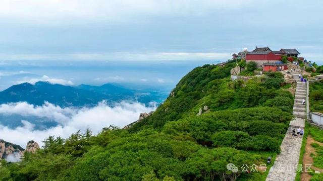 泰山雨霁：云雾织仙境，霞光染群峰，这泼墨山水里藏着夏日最治愈的奔赴
