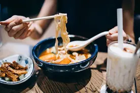 “睡前吃夜宵”和“饿肚子睡觉”哪个危害更大？真相竟然是……图片