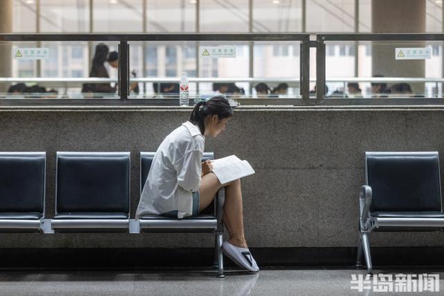 比景区更火！暑期青岛图书馆“一座难求”