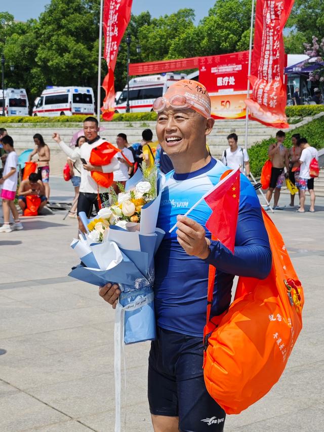 游泳教练员谈武汉渡江节