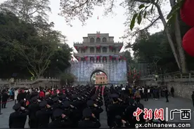 南疆晨光启新岁：友谊关举行元旦升旗仪式图片