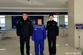 陌生女子上门推销？结果抢钱转身就跑！图片