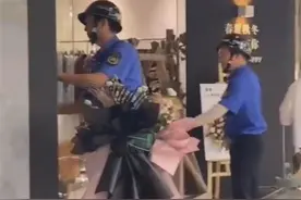 当事人还原“浙江嘉善城管扎破店庆气球”事件：我自己不敢扎，请他们帮忙清理图片