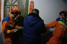 一家4口煤气中毒！119、120紧急救援图片