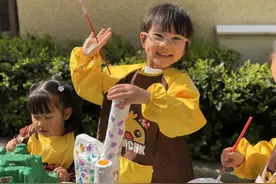 一起动手变废为宝，幼儿园用创意环保画扮靓春天图片