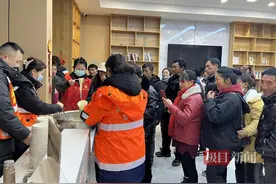 百名务工人员滞留湖北服务区，夜宿“司机之家”吃上免费面条图片