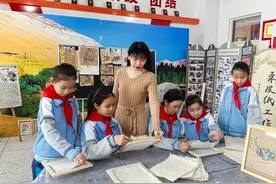 寻匠心丨90后教师校园里传承桑皮纸制作技艺图片
