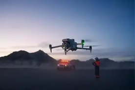 大疆发布小型行业无人机Matrice 4系列，内置AI自动找出车辆、人员图片