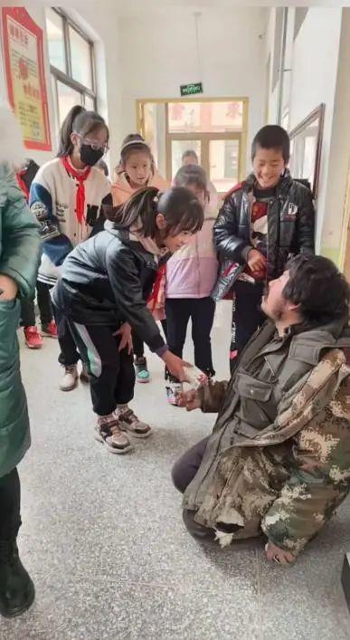受残疾拾荒者胡雷资助的女孩离世，有人称爷爷奶奶重男轻女，胡雷痛斥：停止造谣网暴，爷爷奶奶对她很好