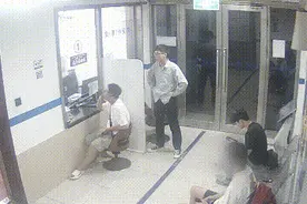 上海一老板带员工们回祖宅玩，主卧5000元现金被偷！偷钱者竟是司机图片