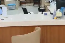 政务大厅被吐槽4人上班3人不在岗！当地通报：有员工上厕所图片