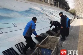 路边雨箅子破损，南京栖霞城管及时消险除患图片