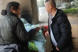 湖南小伙找到流浪25年叔叔，把他爆改成“霸道总裁”：体面回家见老母亲图片