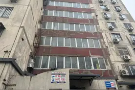 大风吹落保温层外墙，居民期盼彻底消除安全隐患图片