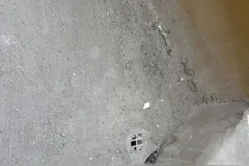 一刮风全是灰尘！新修的水泥路，咋“花脸”了？图片