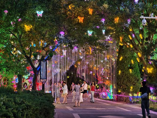 世界花卉大观园“蘑幻夜花园”点亮京城夏夜