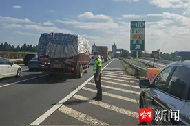 高速卫士的长假一天：脚踏实地“心”工作，护路保畅保平安图片