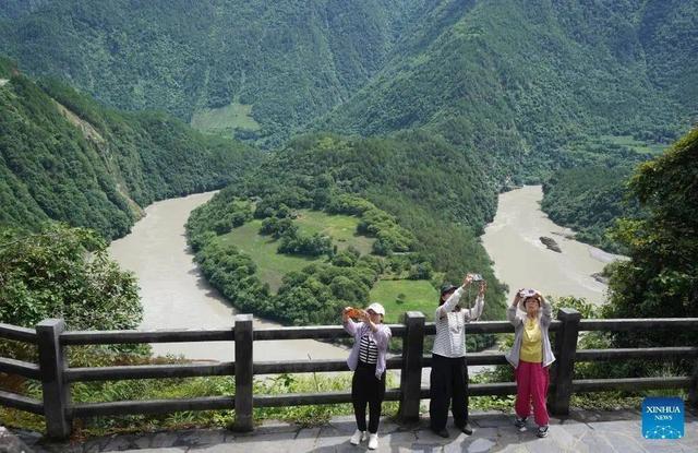 曲靖“清凉之旅”引国际传播关注！游客共舞图获人民日报英文版与Alamy全球展示