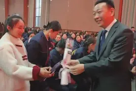 河南一公司妇女节给全体女员工每人发800元现金红包：已连续22年 今年共发了120万图片