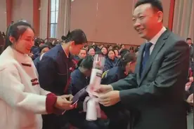 河南一公司妇女节给全体女员工每人发800元现金红包：已连续22年 今年共发了120万图片