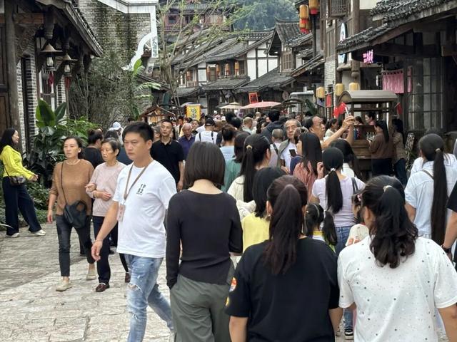 人从众！国庆首日，宜宾“名场面”来了