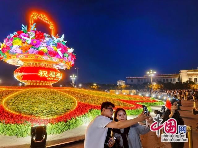天安门广场“祝福祖国”大花篮璀璨亮灯(图)