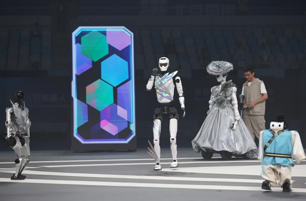 全球首个人形机器人运动会开幕式“机器人秀”进行彩排