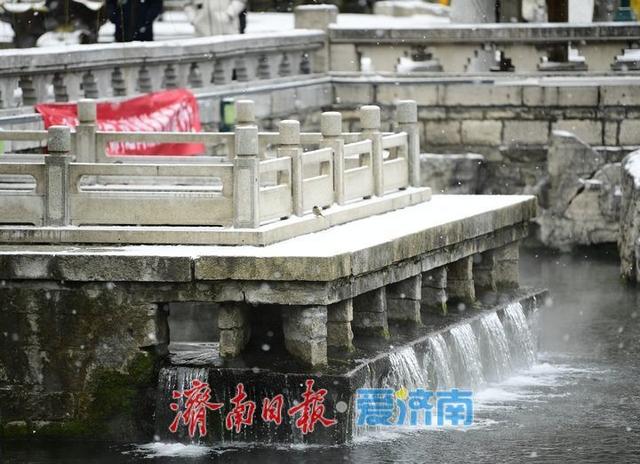 云雾润蒸，雪后济南护城河云雾缭绕宛如仙境