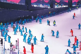一秒穿夏入冬 别样避暑体验，室内冰雪游成暑期消费亮点图片