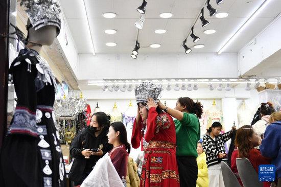 湖南凤凰：特色旅拍丰富旅游体验