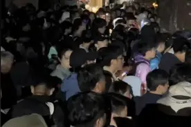 江西三清山景区爆满！游客称上万人堵在山上数小时……官方回应图片