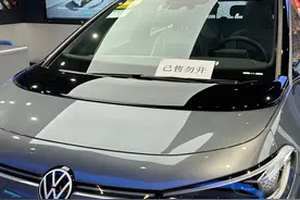 新能源车牌新政搅动上海年末车市：有顾客连夜下单，门店库存告急卖展车图片