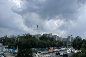 雷雨来袭！北京乌云压顶 多地风大雨急视野一片模糊图片