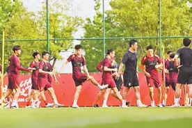 国足在重庆首次公开训练图片