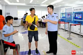 办事只跑一趟 海口秀英警方以“四举措”提升窗口服务质效图片