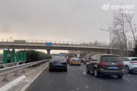 北京飘雪！几天前穿短袖出门，转眼换上羽绒服 专家：3月底下雪很正常图片