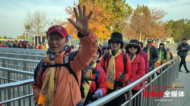 泰安迎来今年最大规模入境旅游团队 从教科书到实景 韩国登山团打卡“五岳独尊”