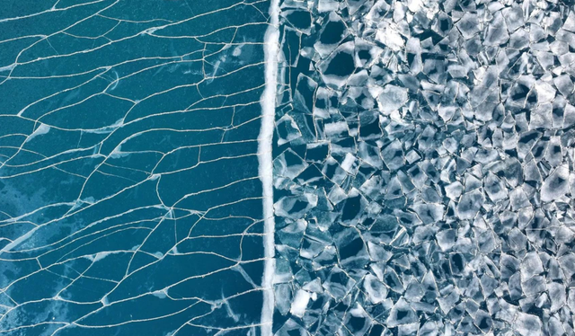 新知|半湖脂玉半湖蓝！赛里木湖冰雪秀浪漫上演