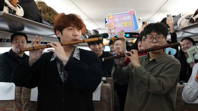 京哈高铁上的“冰雪民俗音乐会”