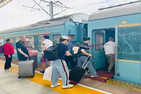 出发！“熊猫专列”闯关东，银发游客开启别样东北之旅图片