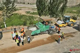 黄河一号旅游公路河曲段改造工程马力全开图片