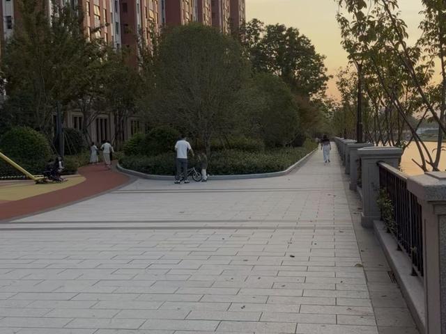 “走累了也没地方坐！”闵行一景观河道风景如画，居民却难觅“歇脚地”