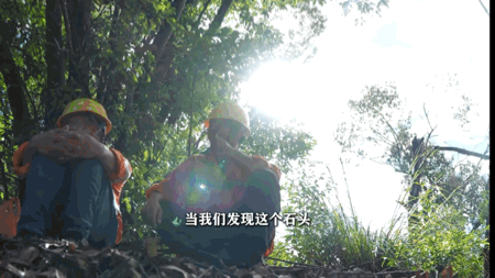 高温下的坚守——铁路线上的“攀岩者”