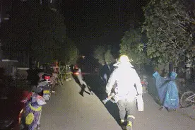 吓人！一辆三轮摩托车秒变“火”车图片