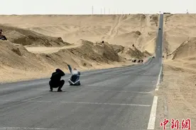 青海“U型公路”热度不减 打卡不能罔顾安全图片