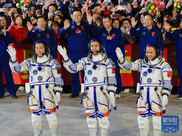 神舟二十一号航天员乘组出征仪式在酒泉卫星发射中心举行