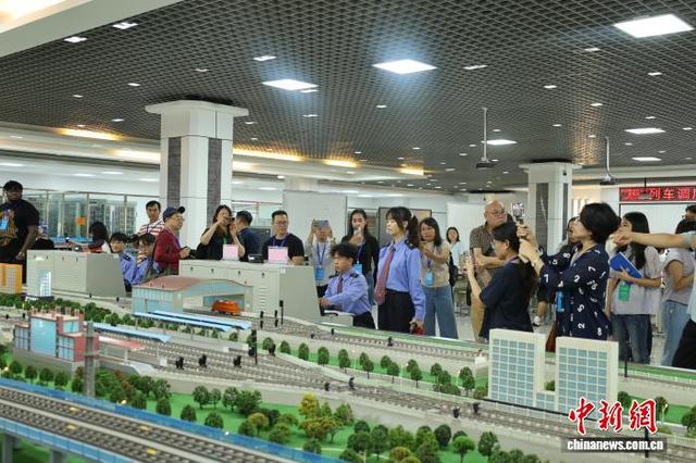 外媒广西柳州体验模拟驾驶 了解中国高铁技术