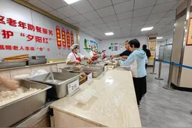 新华社：辽宁加速推进适老化改造给困难老人家庭送便利图片