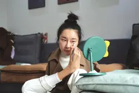 “我每天都对自己挺满意的” 安徽蚌埠无臂女孩用双脚助力农产品走上全国餐桌图片