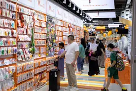 爆了，华为、苹果，全都“加价卖”！人群挤满深圳华强北图片